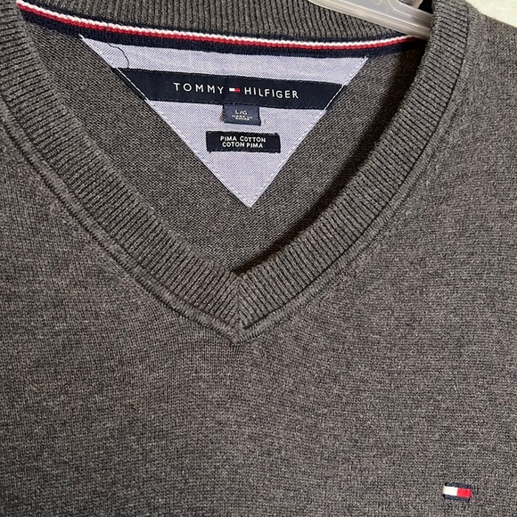 Tommy Hilfiger Large Dark Grey V-Neck Sweater - Picture 3 of 3